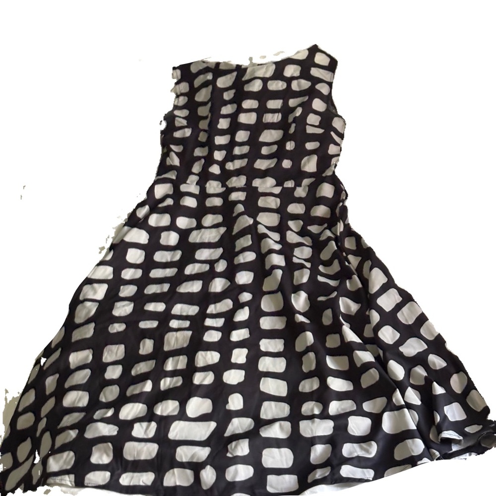 Chic Black and White Sleeveless Dress